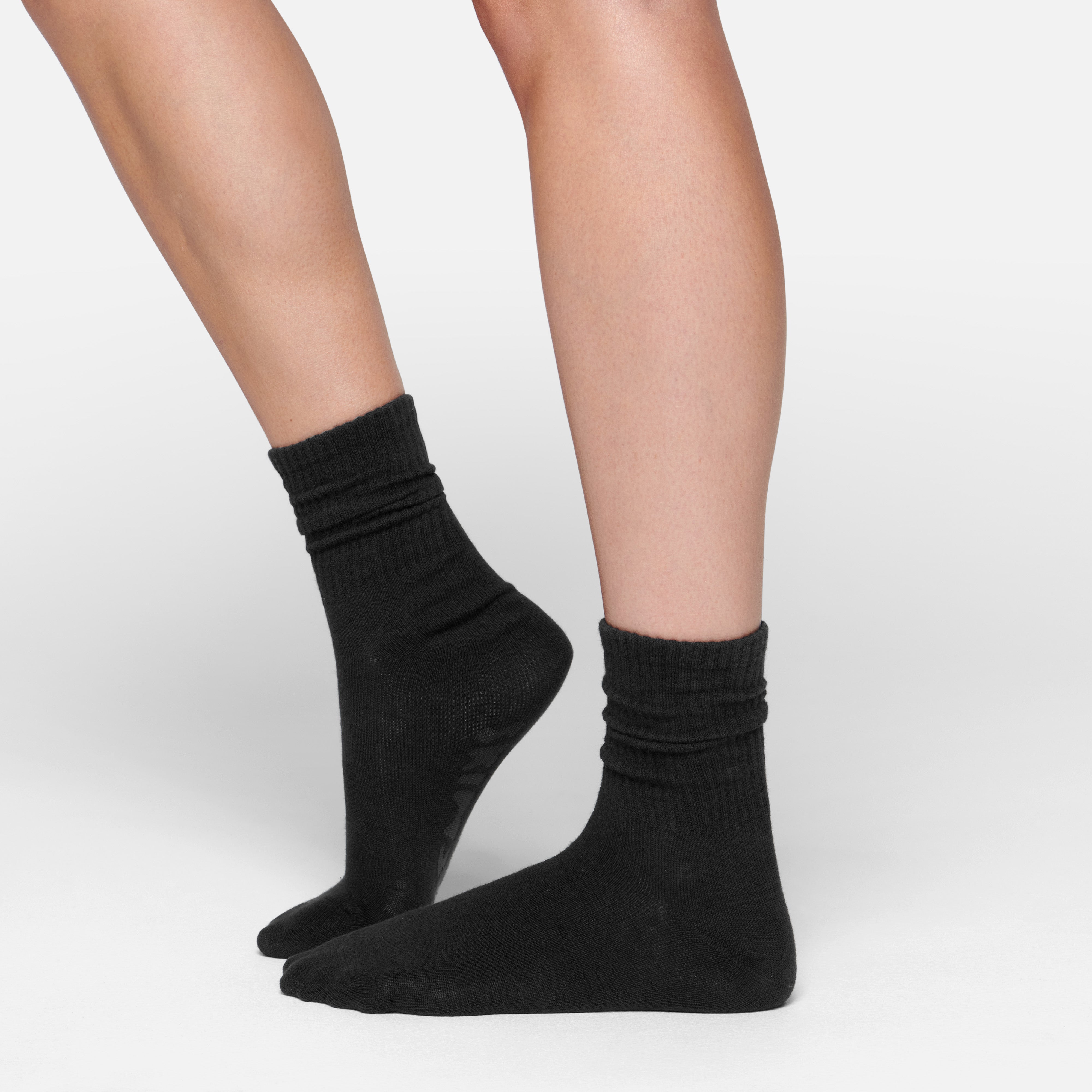 SKIMS RIBBED CREW SOCK | SOOT