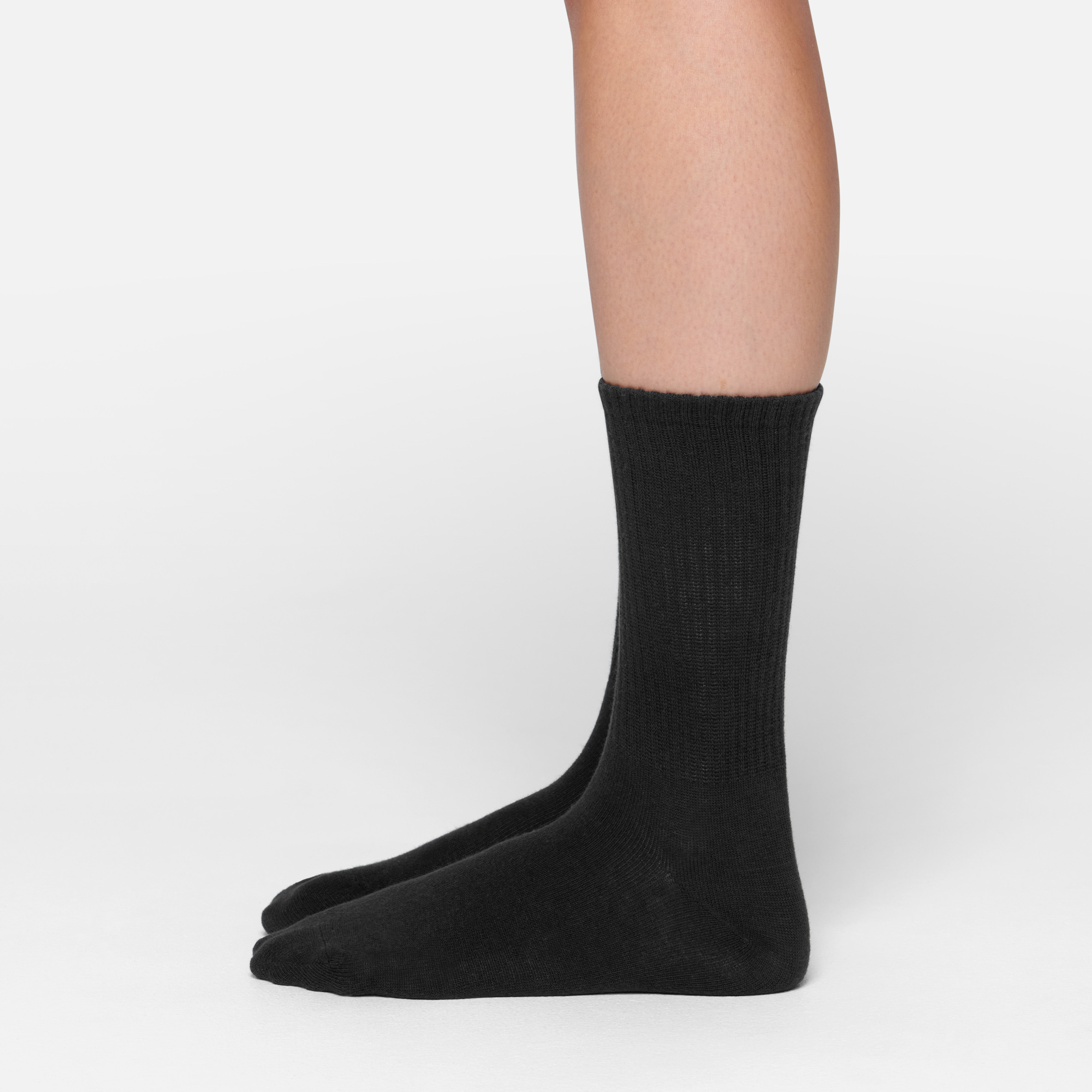 SKIMS RIBBED CREW SOCK | SOOT