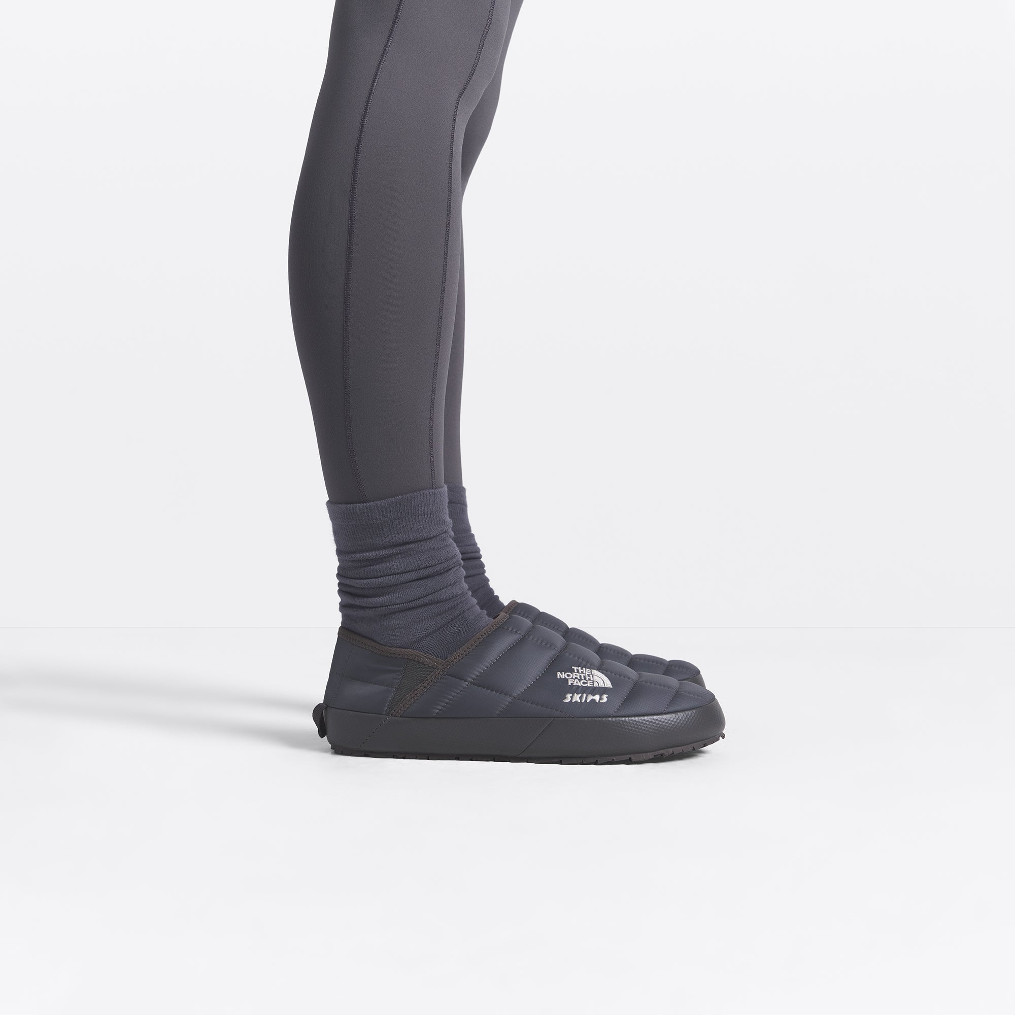 THE NORTH FACE X SKIMS THERMOBALL TRACTION MULE V | GUNMETAL