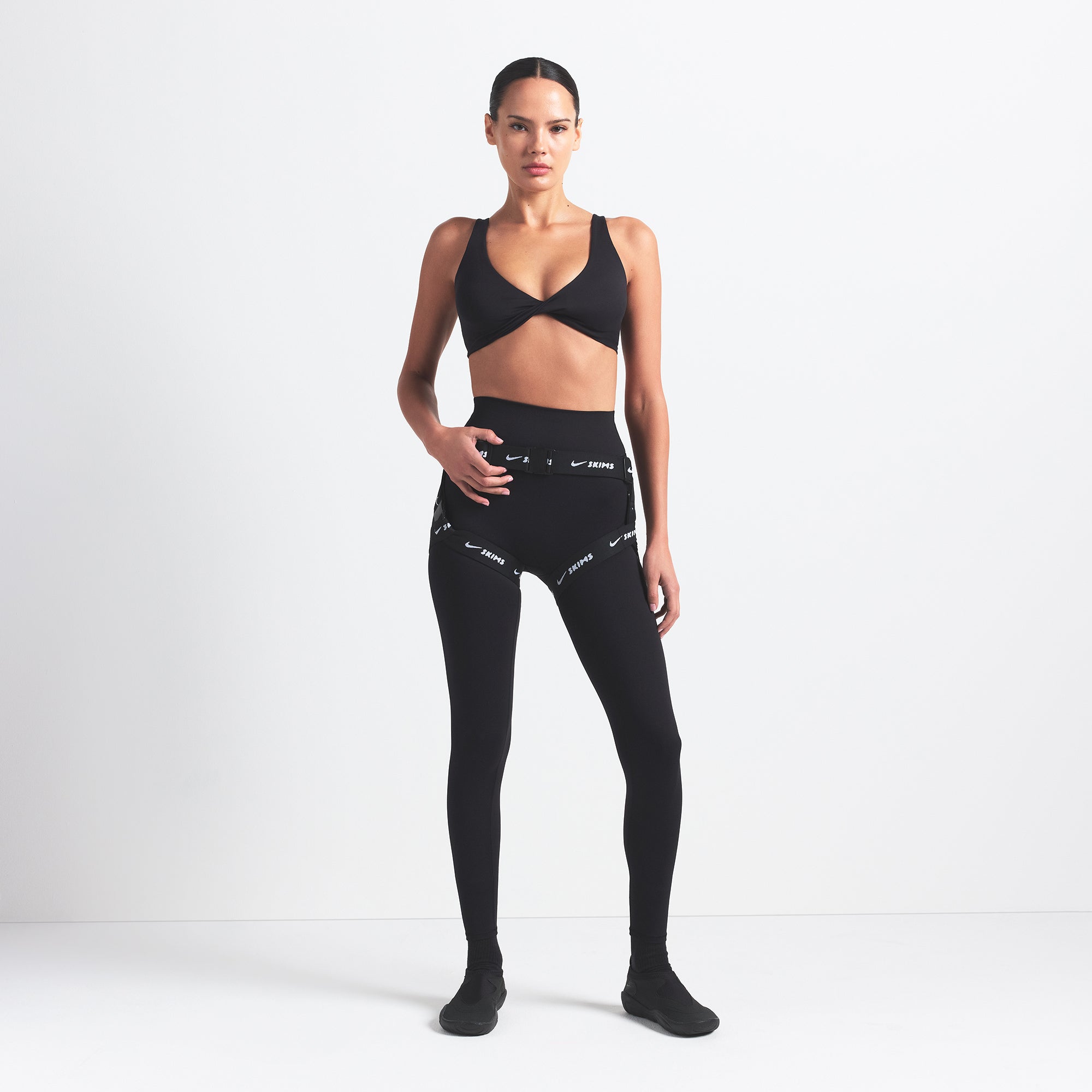 NikeSKIMS MATTE TWIST-FRONT BRA | OBSIDIAN