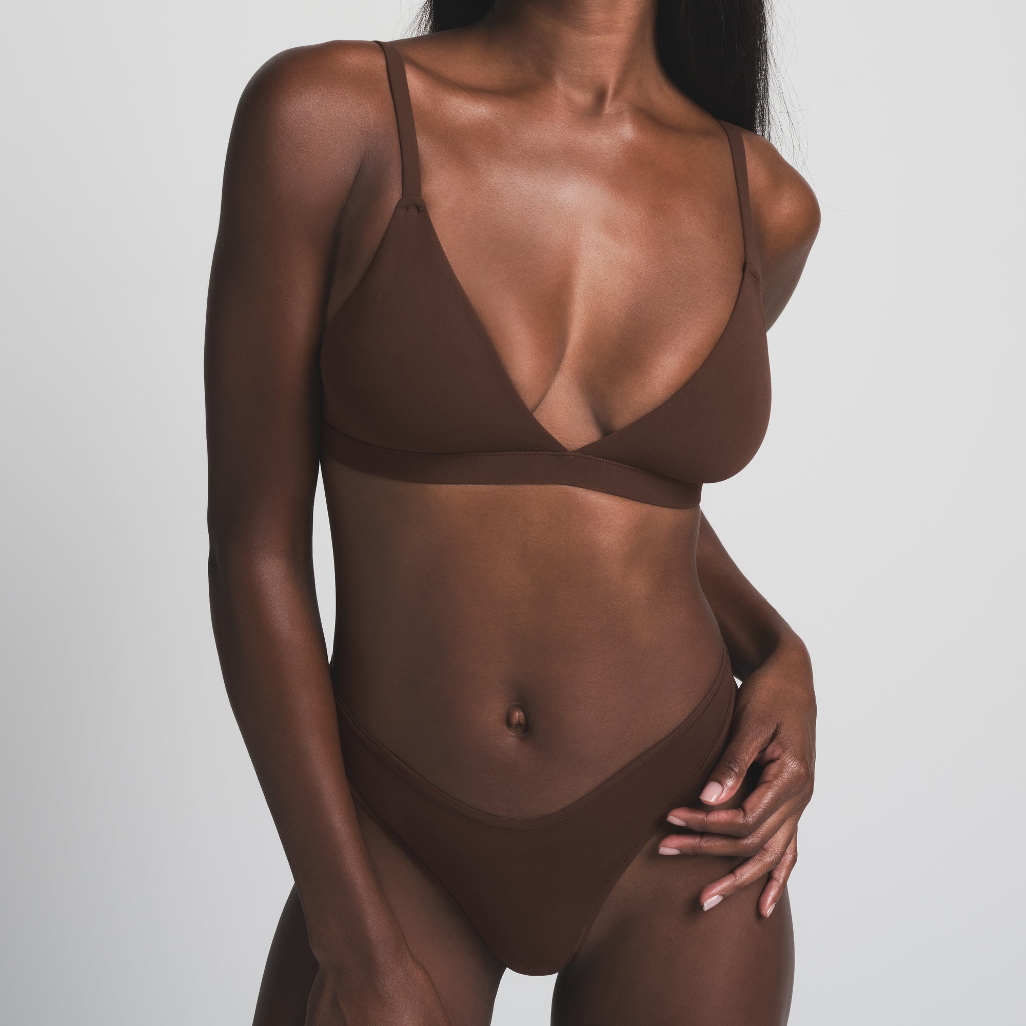SKIMS FITS EVERYBODY TRIANGLE BRALETTE | COCOA