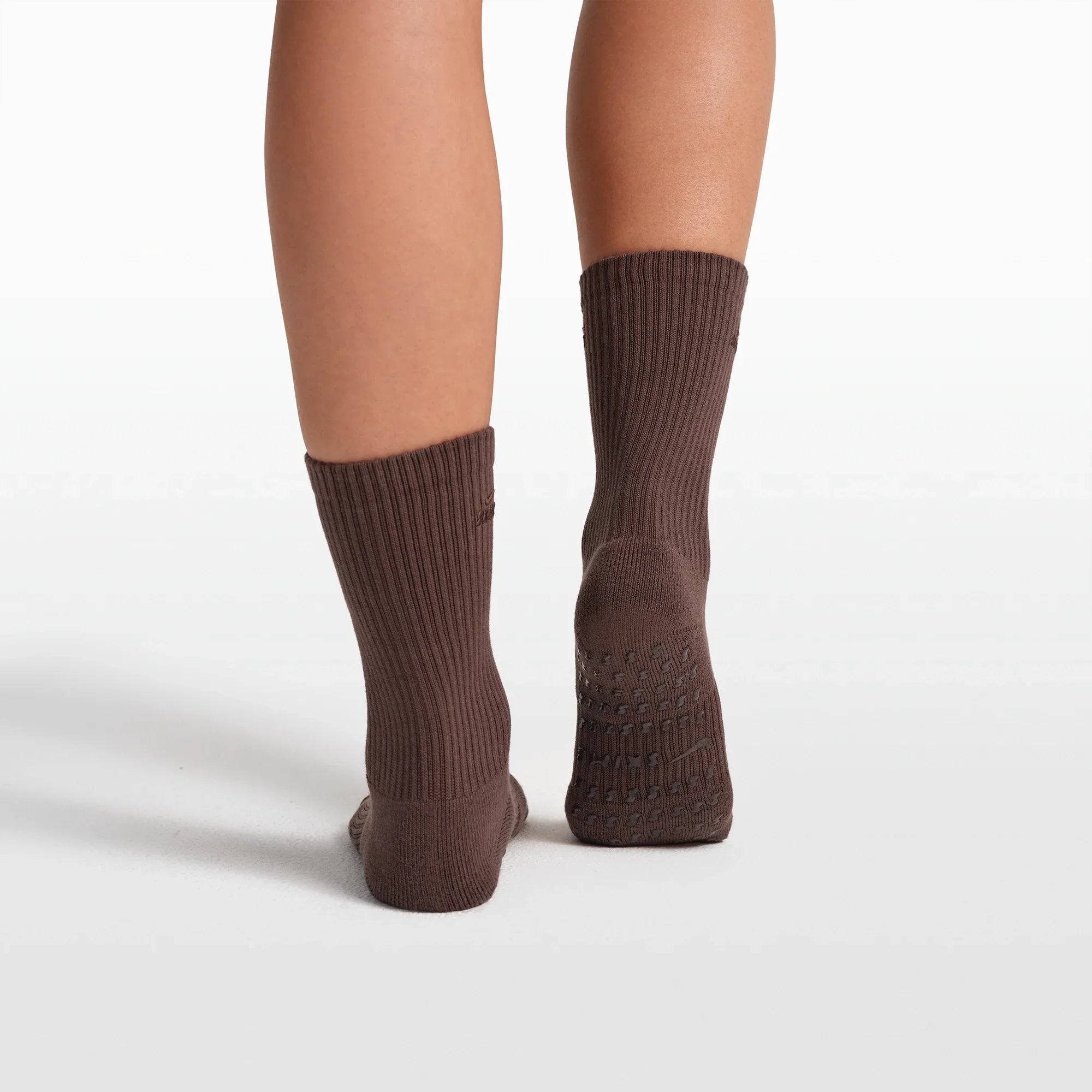 NikeSKIMS ACCESSORIES DRI-FIT PILATES GRIP CREW SOCK | DARK SEPIA
