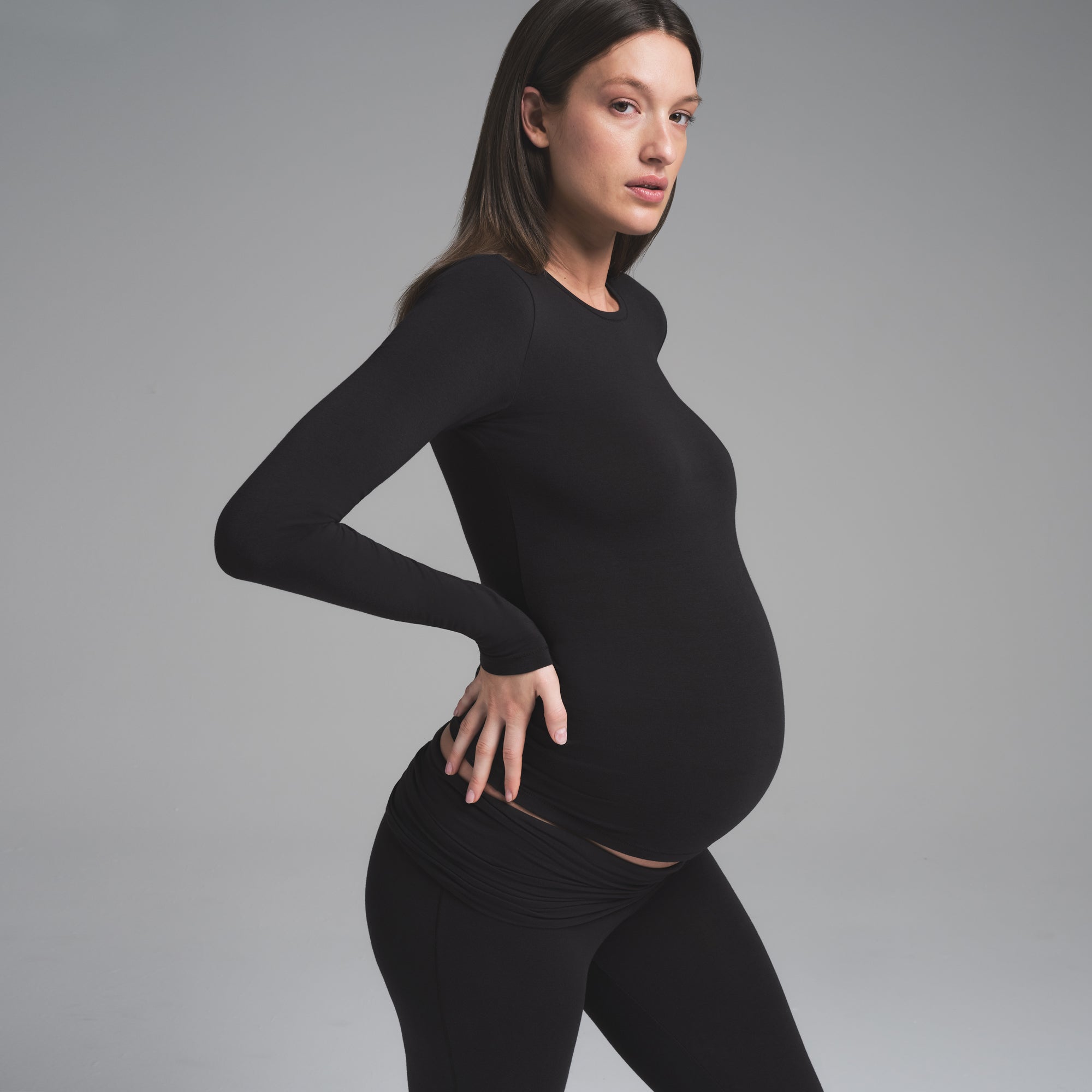 SKIMS COTTON JERSEY MATERNITY LONG SLEEVE T-SHIRT | SOOT