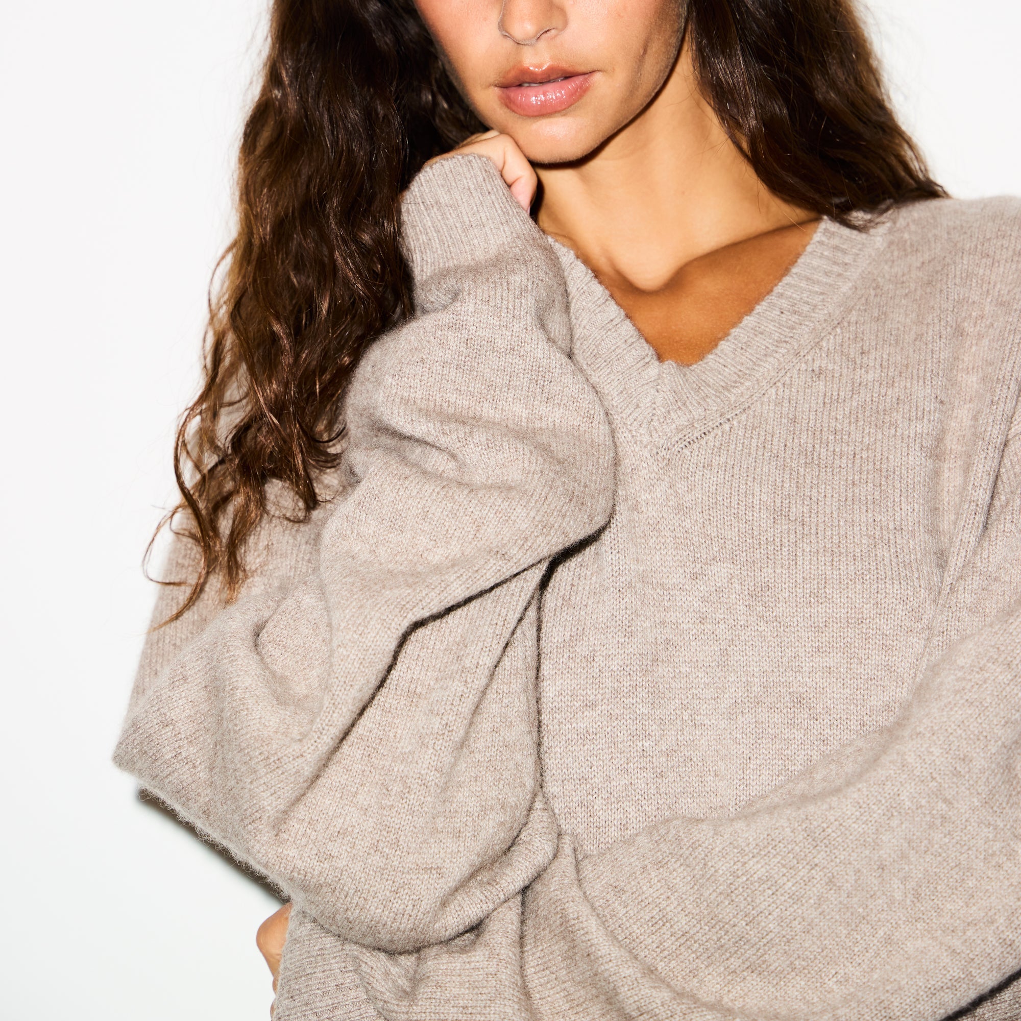 SKIMS WOOL CASHMERE OVERBedenD V NECK SWEATER | LINEN
