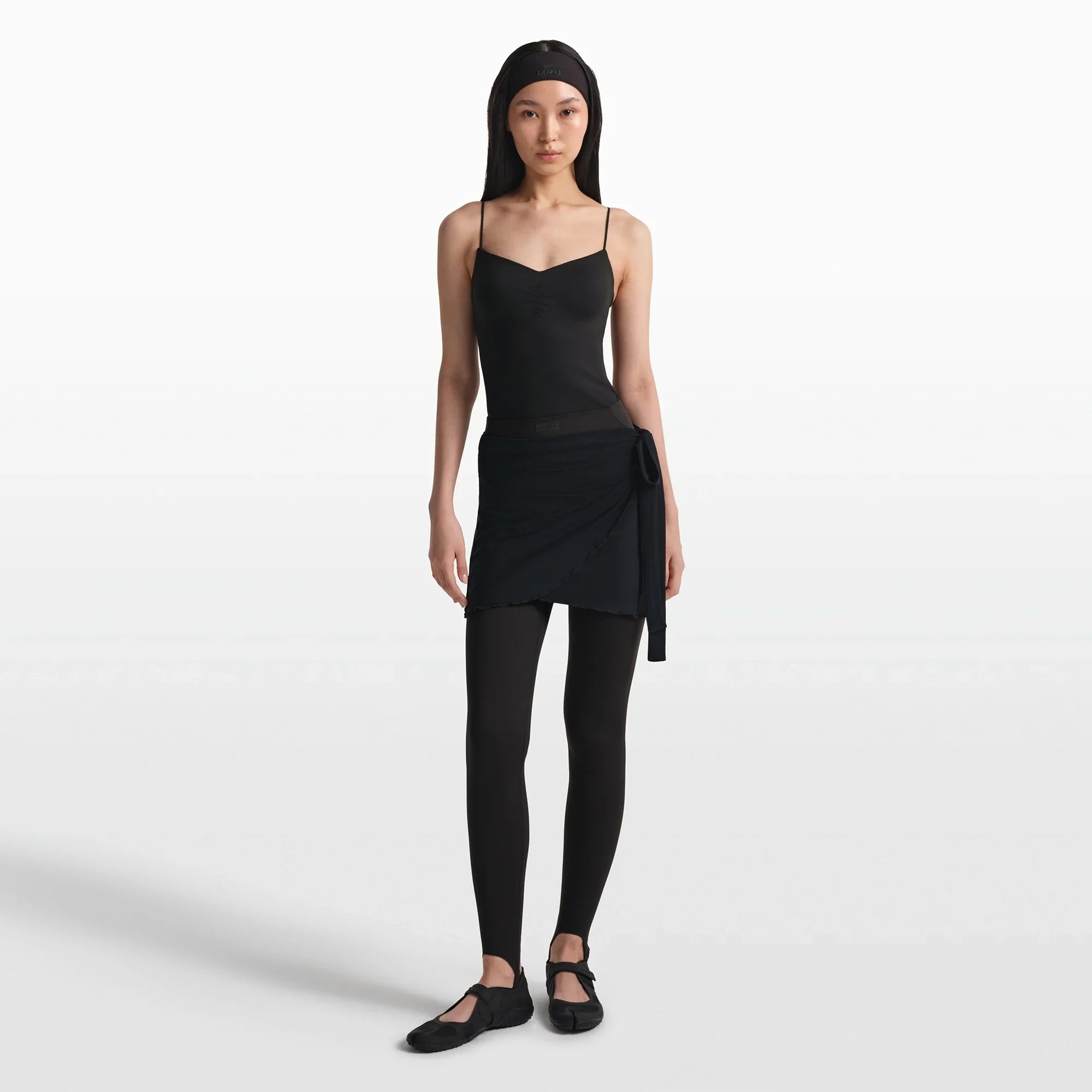 NikeSKIMS MATTE V-LINE STIRRUP LEGGING | OBSIDIAN