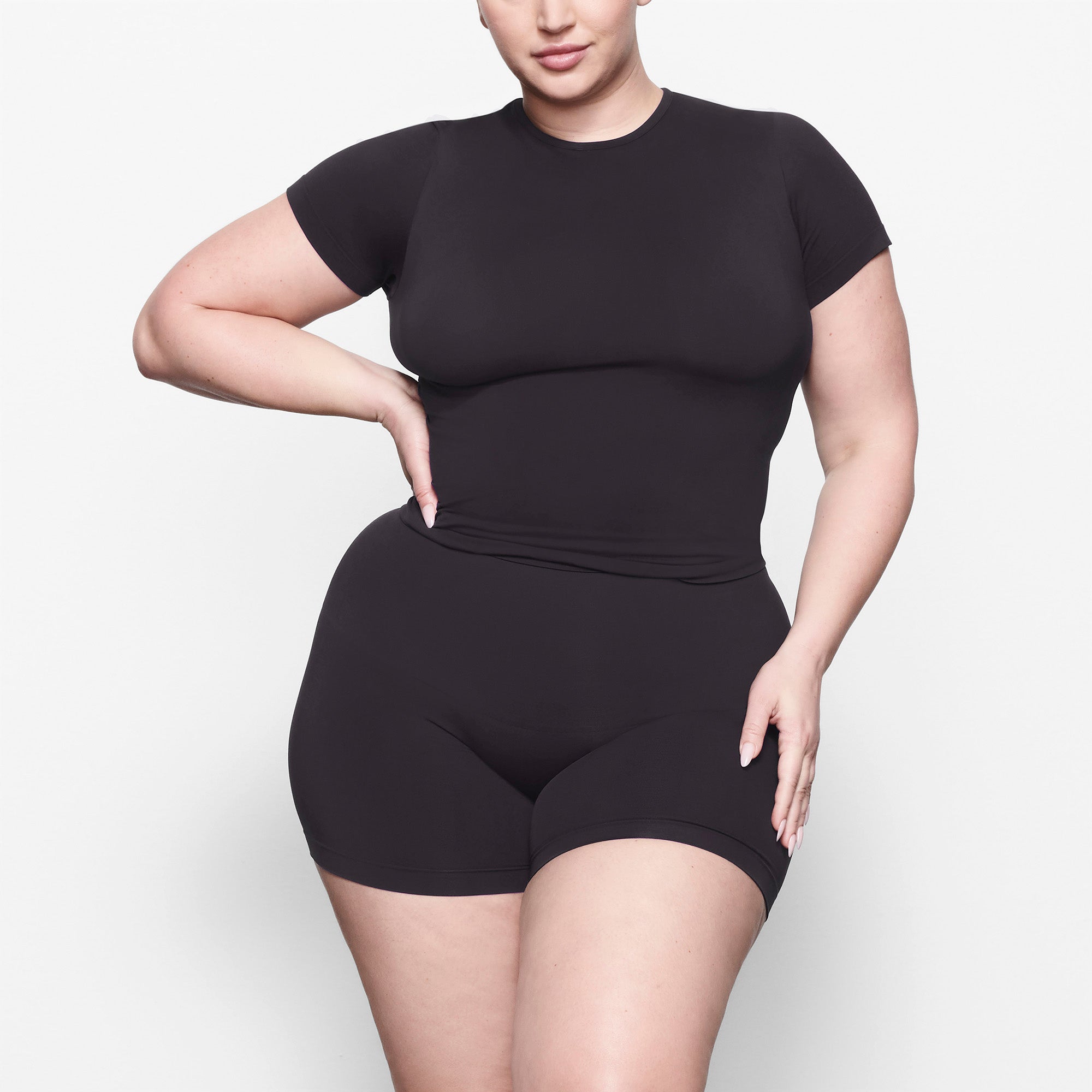 SKIMS SOFT SMOOTHING SEAMLESS T-SHIRT | ONYX