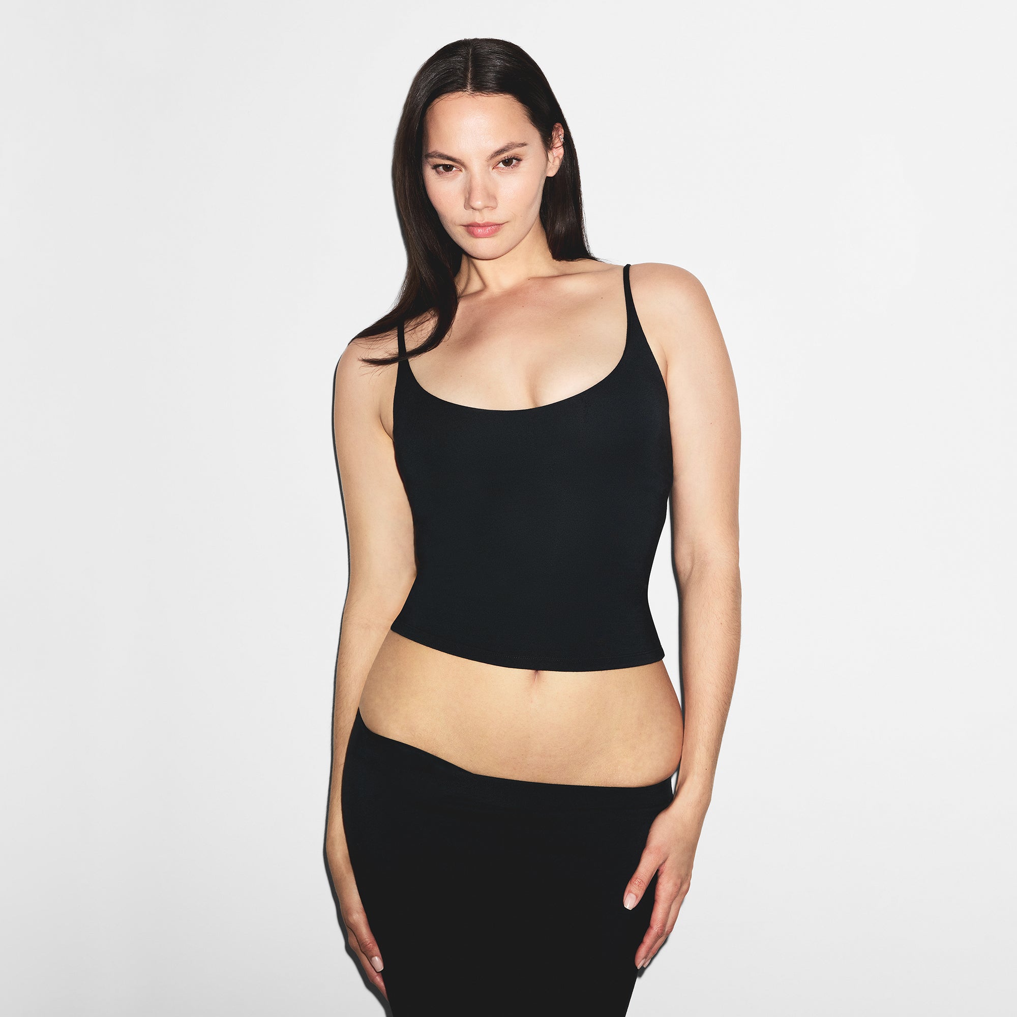 SKIMS SMOOTH LAYERS SCOOP NECK CAMI | OBSIDIAN