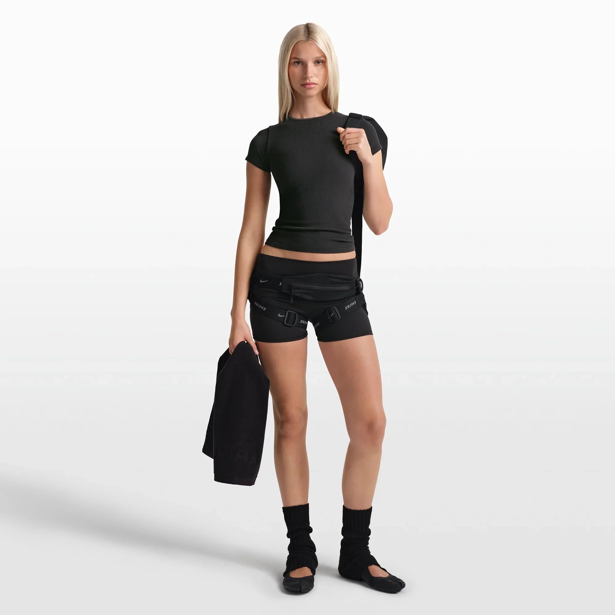 NikeSKIMS RIBBED SEAMLESS BABY TEE | OBSIDIAN