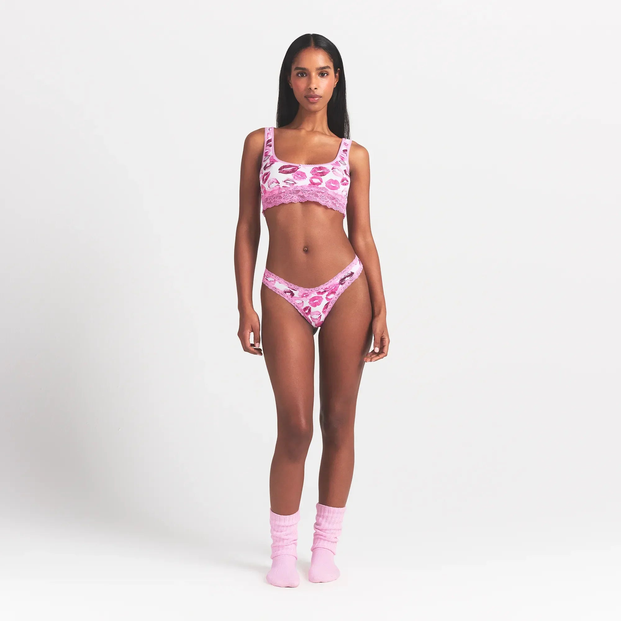 SKIMS LIGHTWEIGHT COTTON LACE THONG | PINK ALLOVER LIPSTICK