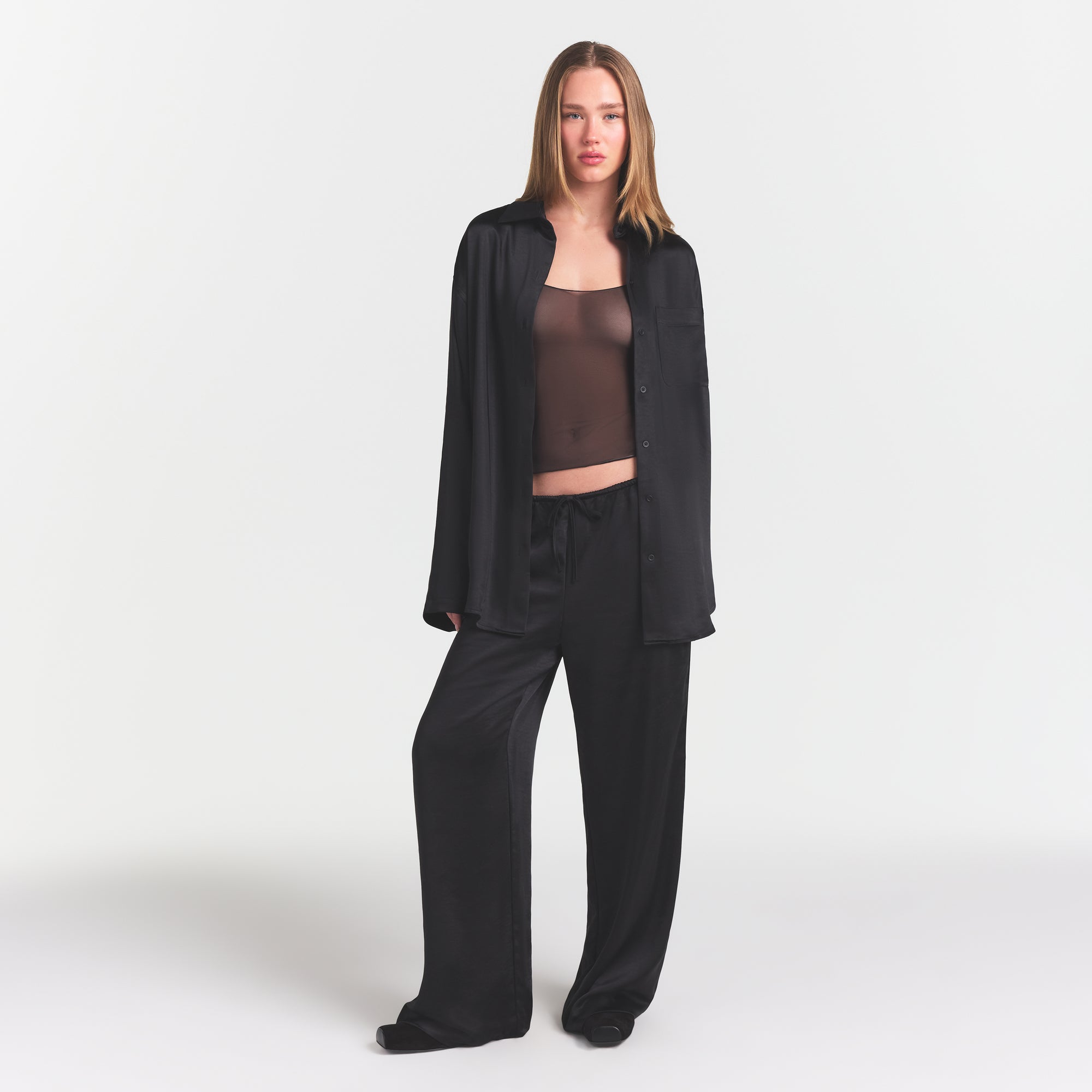 SKIMS LIGHTWEIGHT SATIN OVERBedenD SHIRT | OBSIDIAN