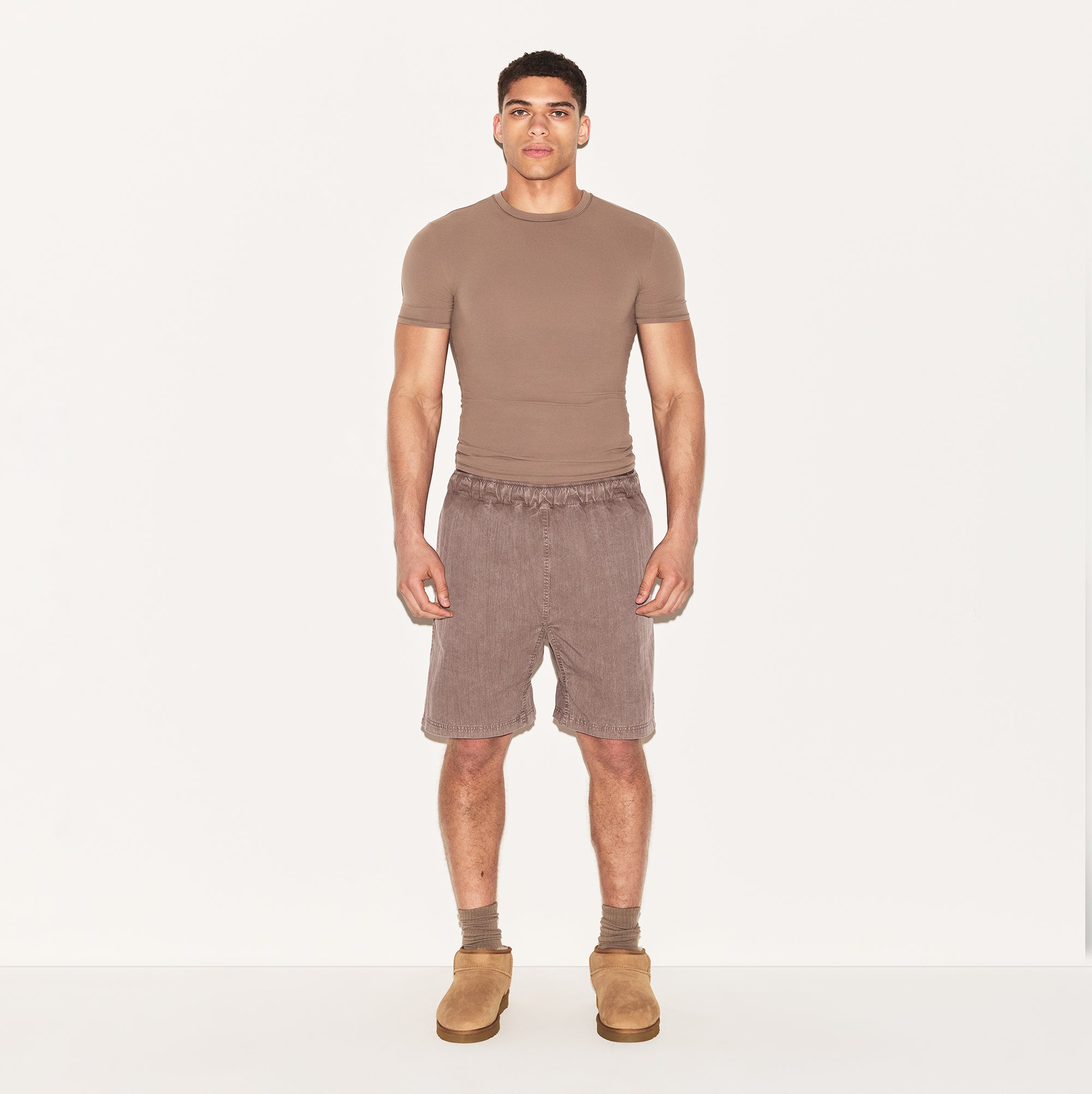 SKIMS FITS EVERYBODY MENS SLIM T-SHIRT | UMBER